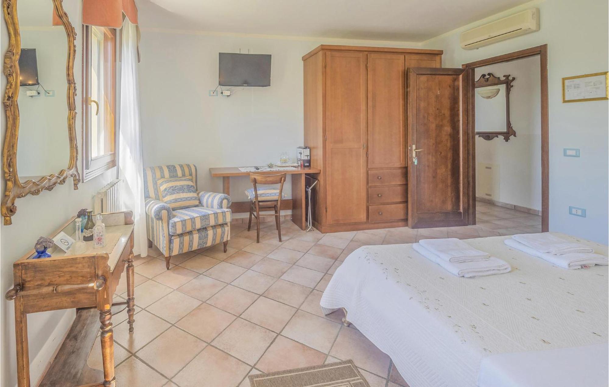 Awesome Home In Ariano Nel Polesine With Kitchen San Basilio Cameră foto